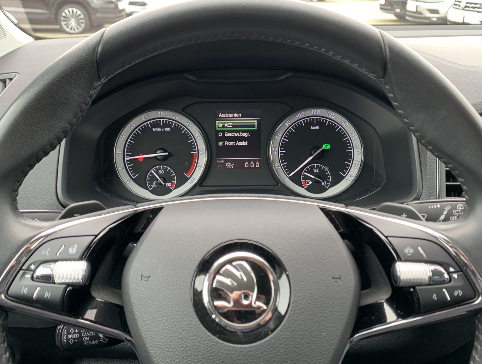 Fahrzeugabbildung SKODA Karoq 2.0 TDI*Style*4x4*LED*Cam*ACC*Navi*