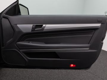 Fahrzeugabbildung Mercedes-Benz E 200 Cabrio LED Sitzhzg Navi PDC Tempomat Leder