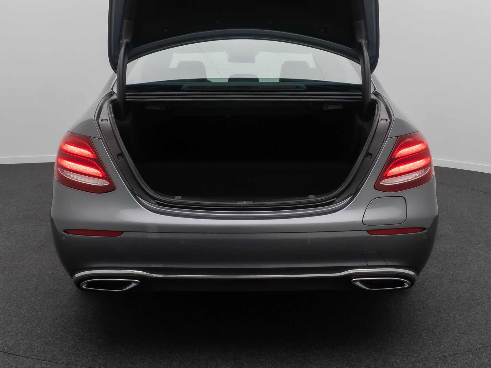 Fahrzeugabbildung Mercedes-Benz E 300 de Widscreen 360&deg; DAB AHK FahrAss HiFi 18"
