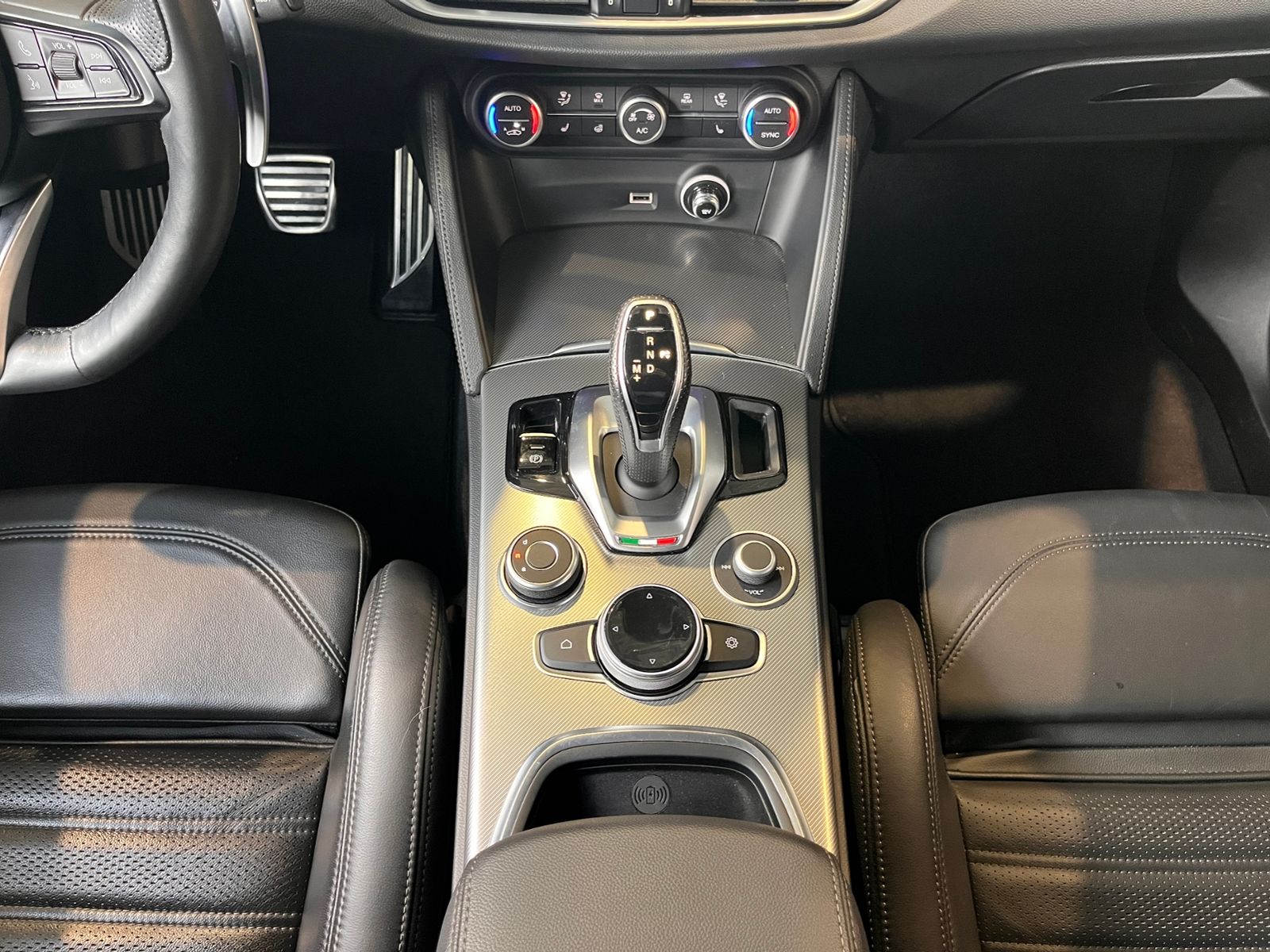 Fahrzeugabbildung Alfa Romeo Stelvio Veloce Q4 ACC NAVI LEDER AHK