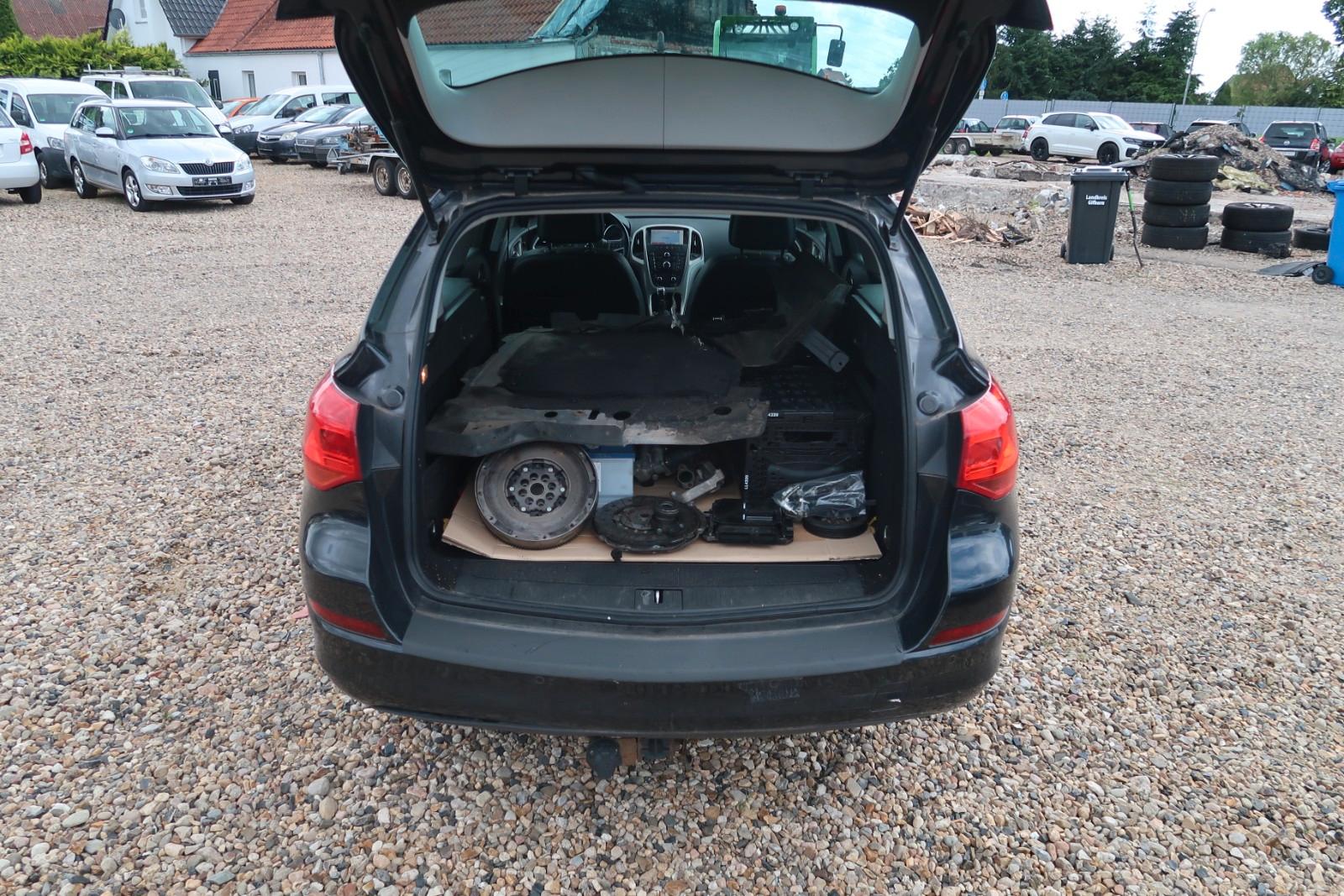Opel Astra 2012 — photo 16