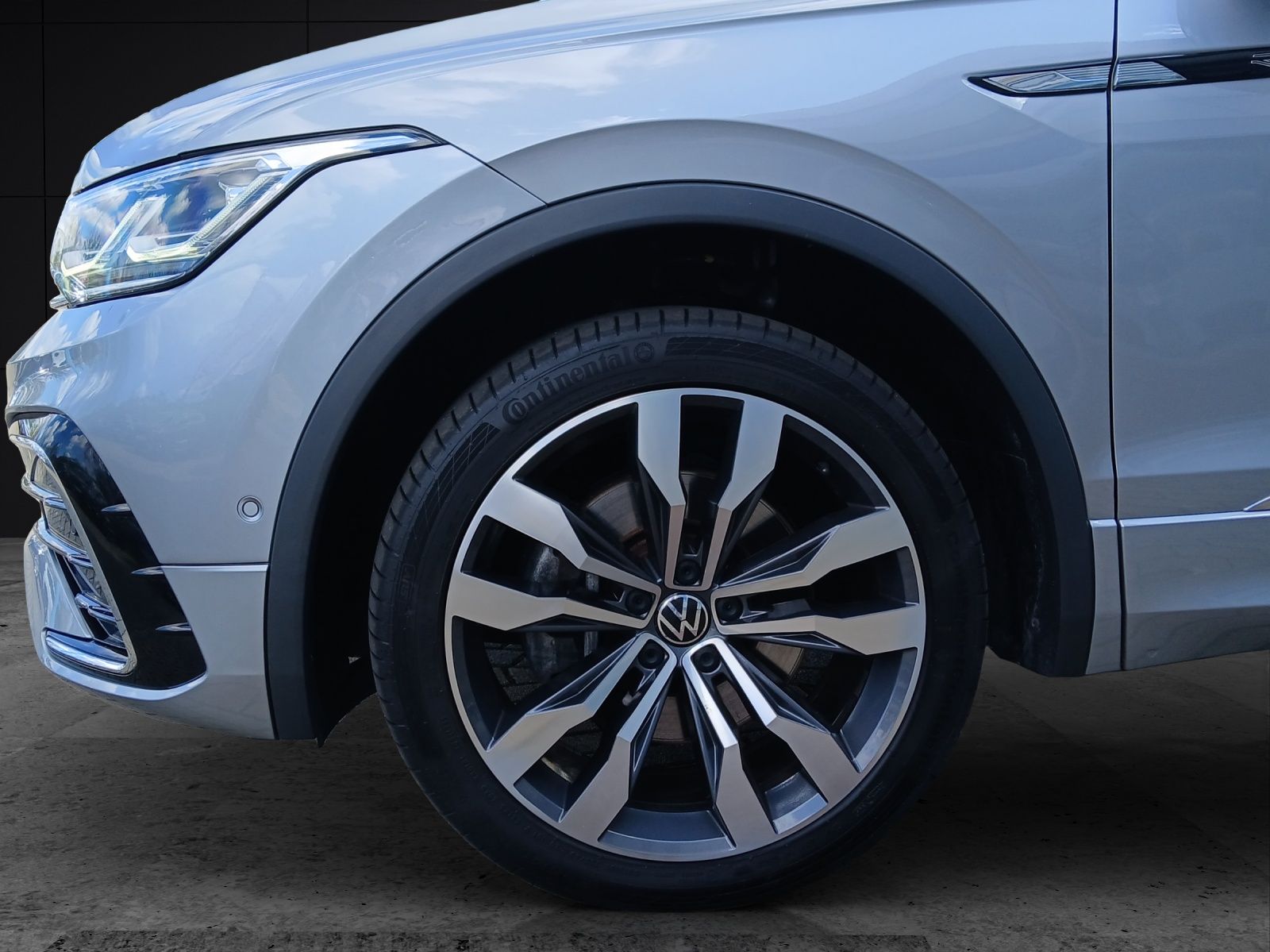 Fahrzeugabbildung Volkswagen Tiguan Allspace TSI R-Line DSG 4M IQ.Light Navi