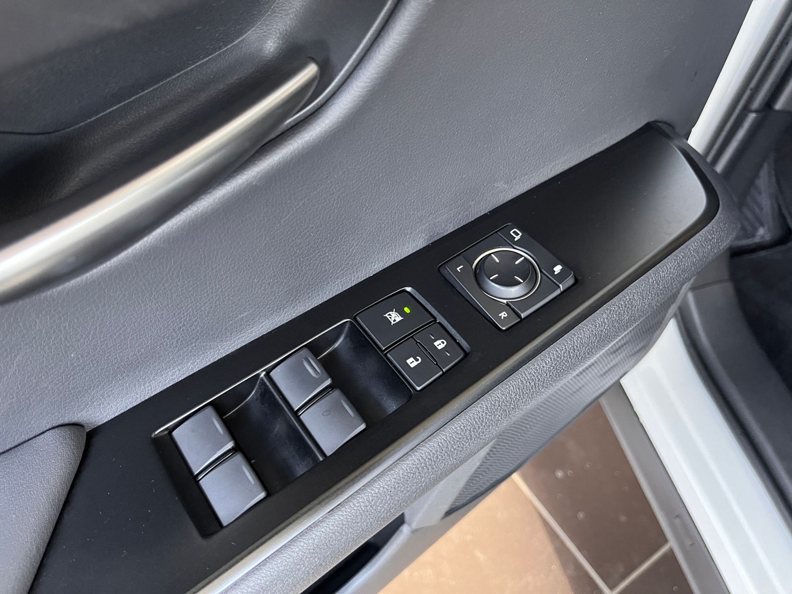 Fahrzeugabbildung Lexus UX 250 h Launch Edition LED NAV SHZ RFK