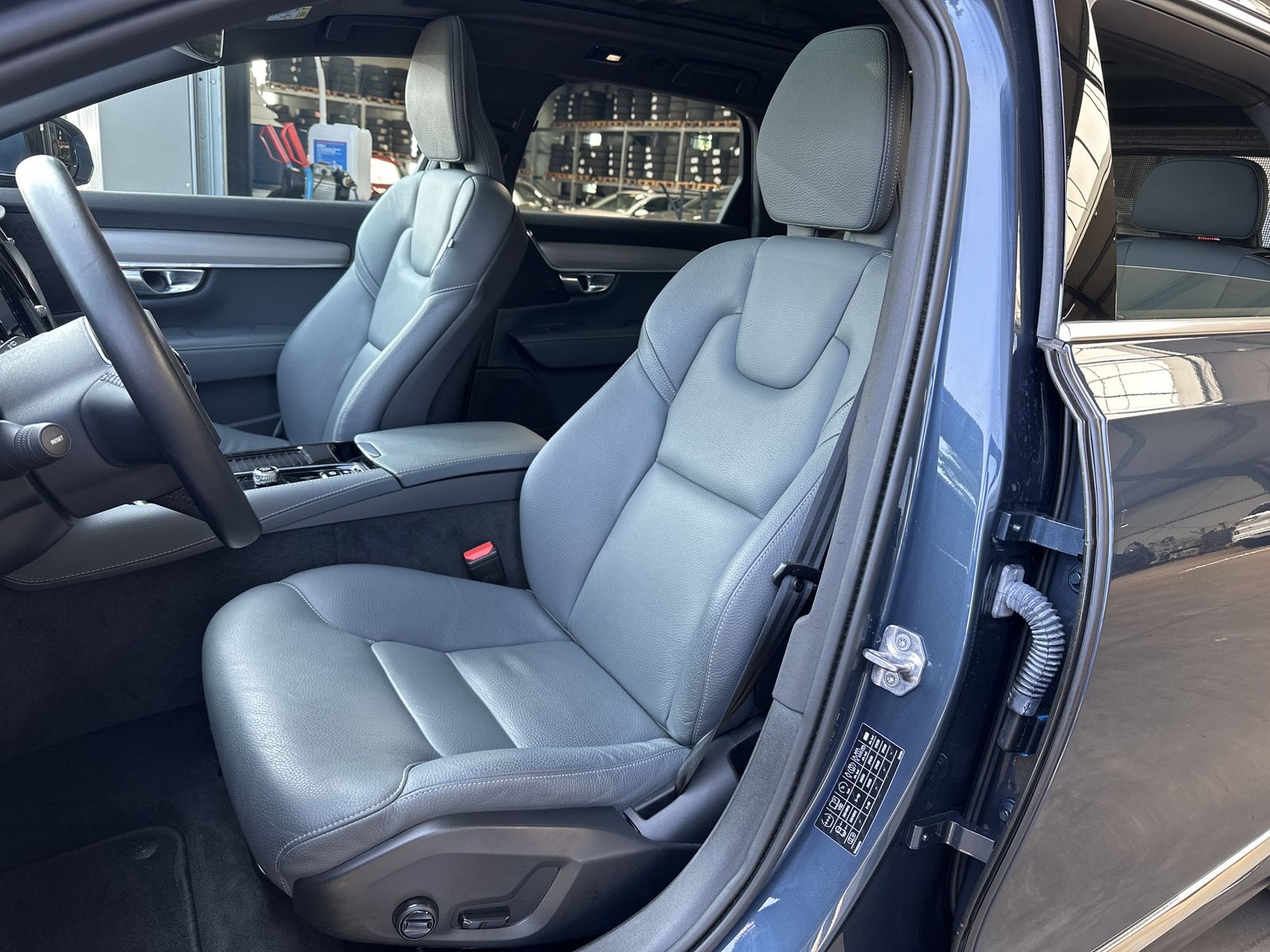 Fahrzeugabbildung Volvo V90 T8 AWD Inscription NAV+LED+360°+AHK+PANO+VC