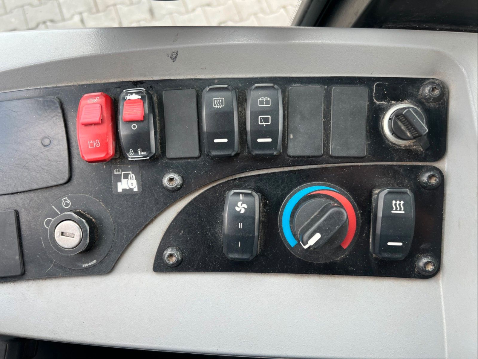 Fahrzeugabbildung CAT 908M / 3.000h / Gabel / Schaufel