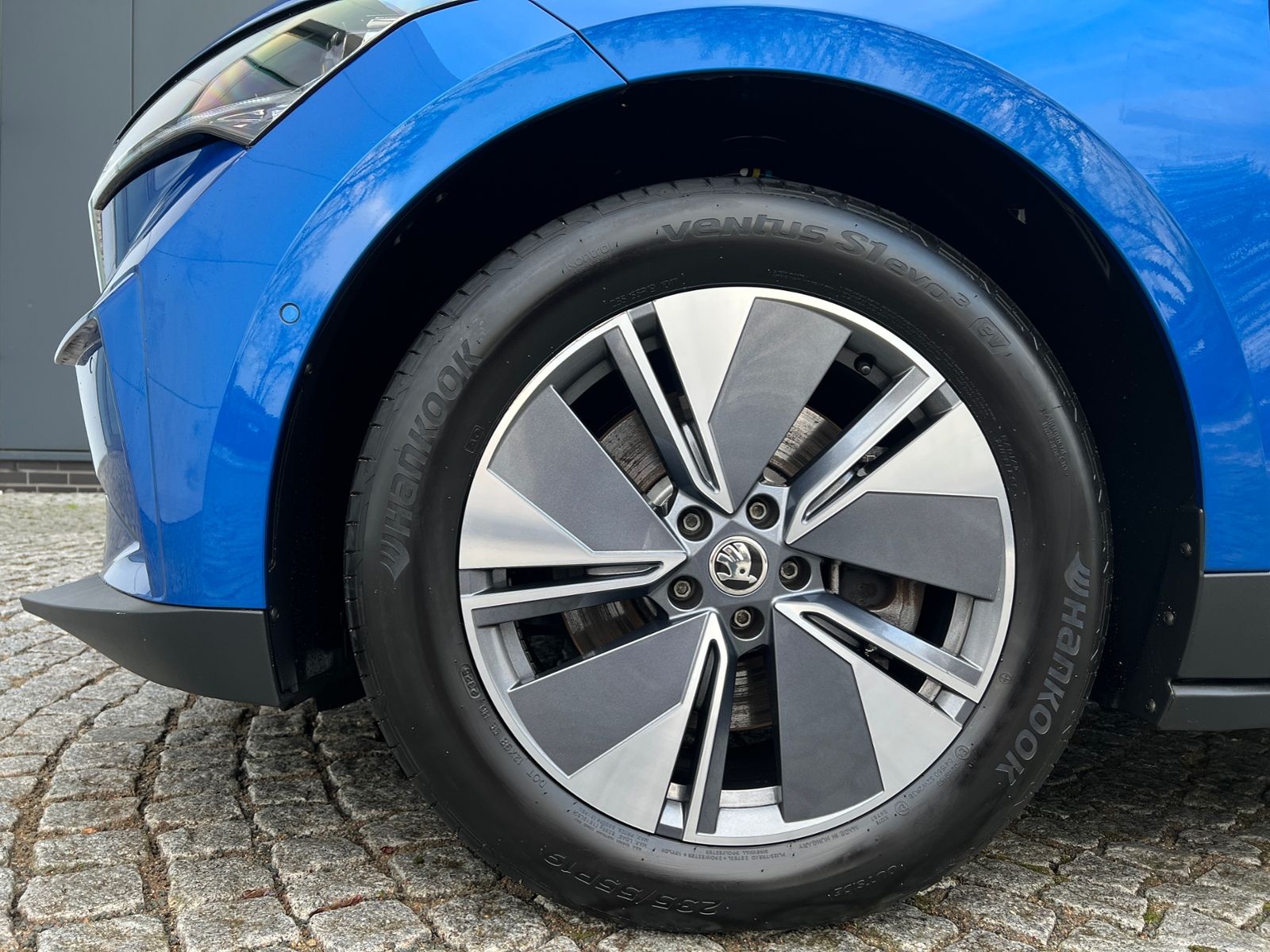 Fahrzeugabbildung SKODA Enyaq iV 80 Loft *AHK, 360°-Kamera,Navi,19" LM F