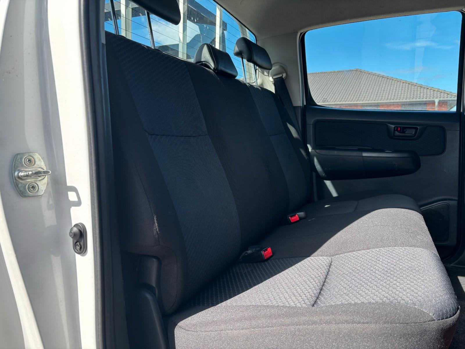 Toyota Hilux Double Cabine 2.5 144ch BVM - Carnet entretien - Attelage - Pneus toutes saisons
