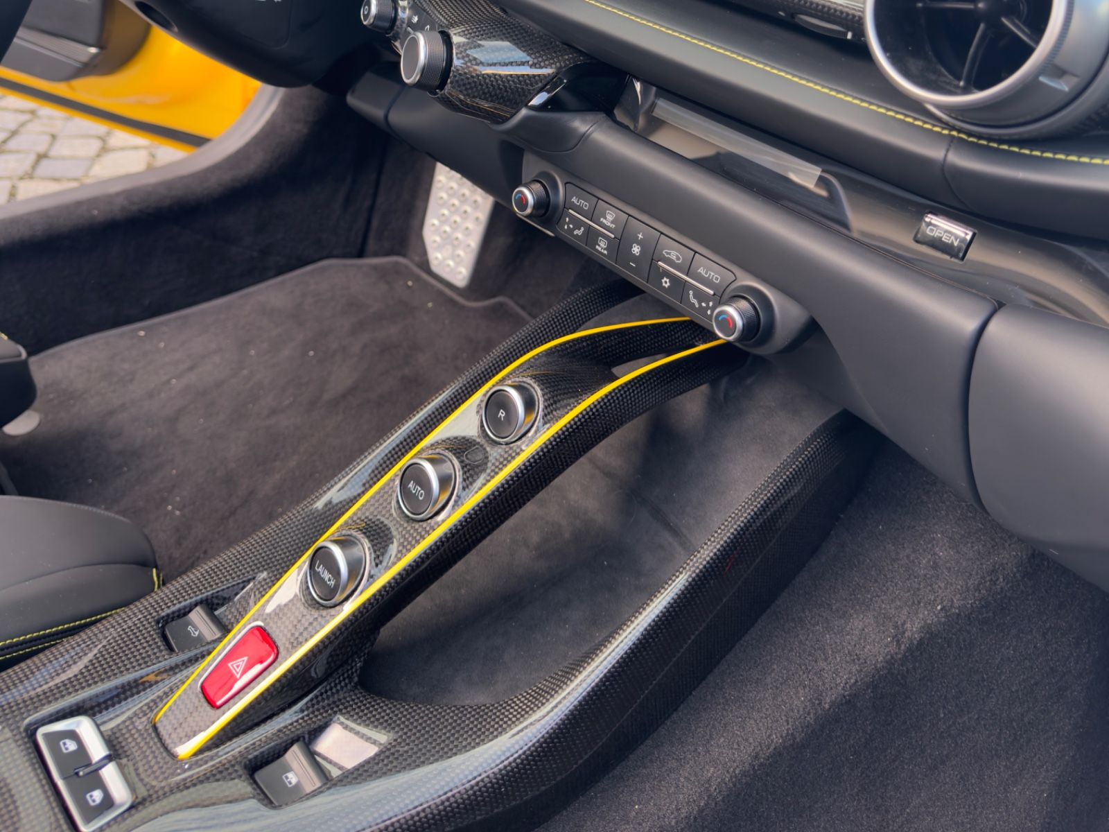 Fahrzeugabbildung Ferrari 812 GTS*Atelier*all Carbon*painted*ADAS