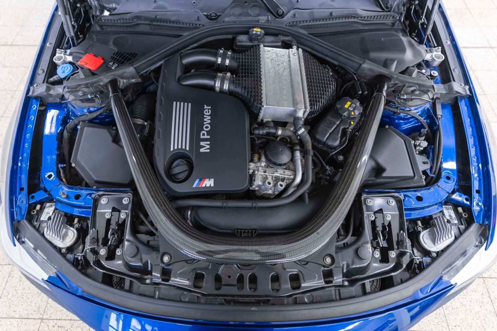 Fahrzeugabbildung BMW M4 CS Head UP LED NAV KAM PDC DKG