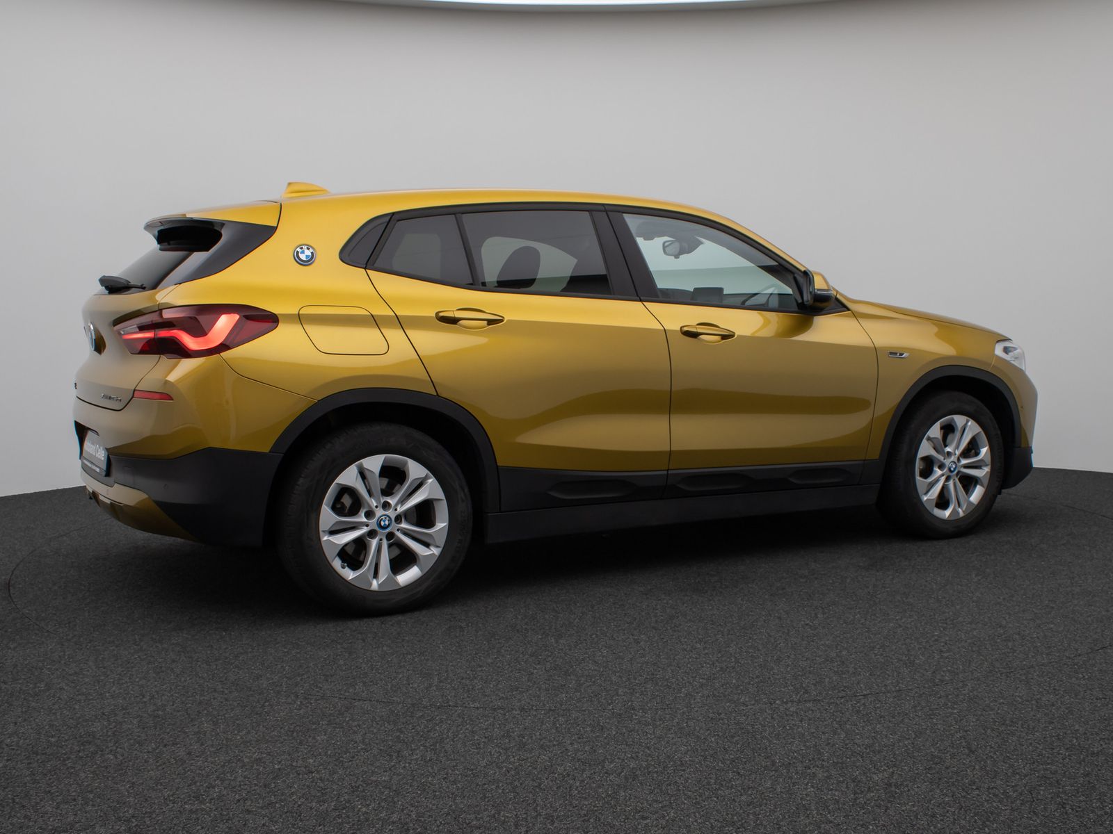 Fahrzeugabbildung BMW X2 xD25e Kamera HUD DAB Navi+ Alarm Sport LED