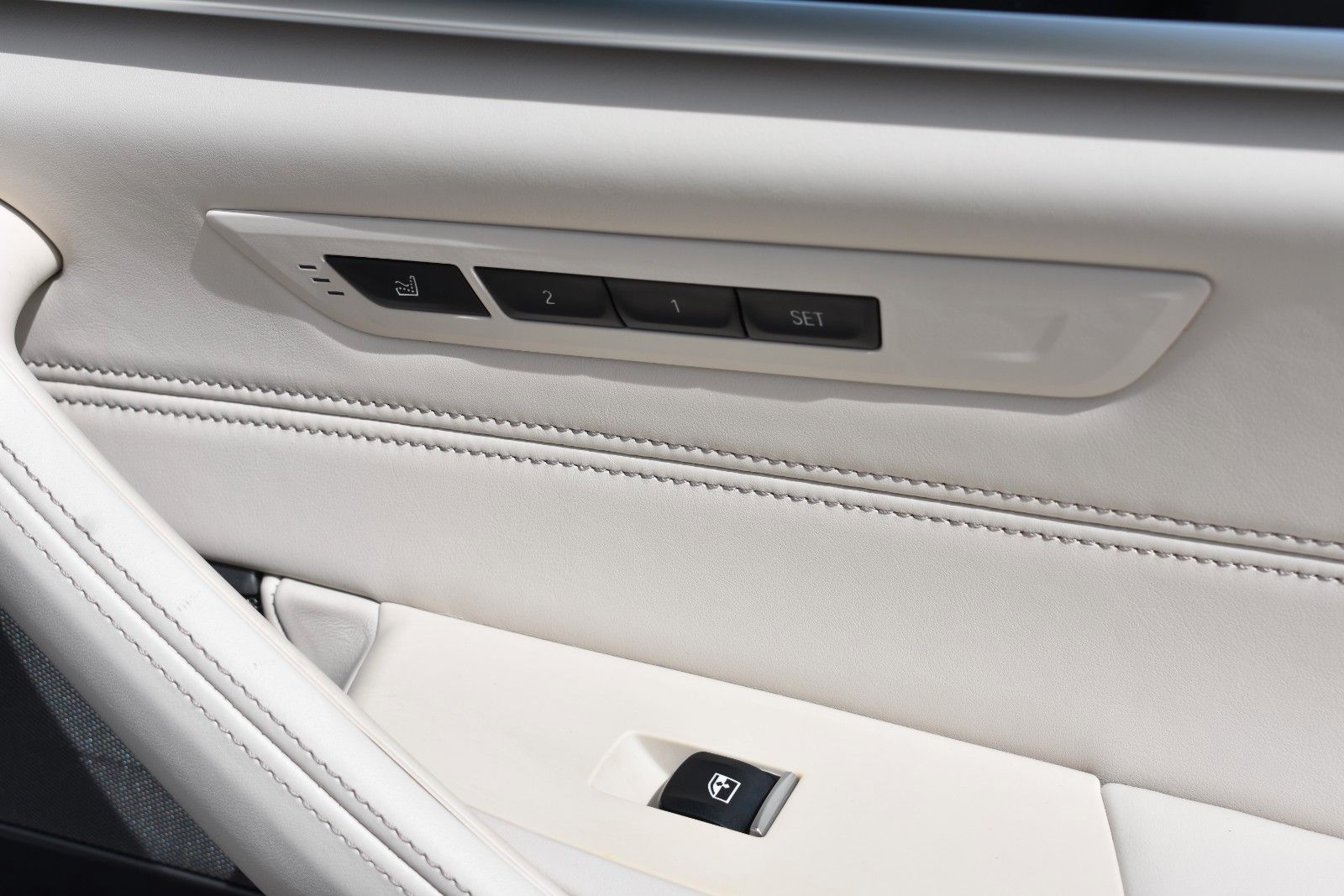 Fahrzeugabbildung BMW 530d Touring xDrive M Sport HUD AHK H&K Panorama