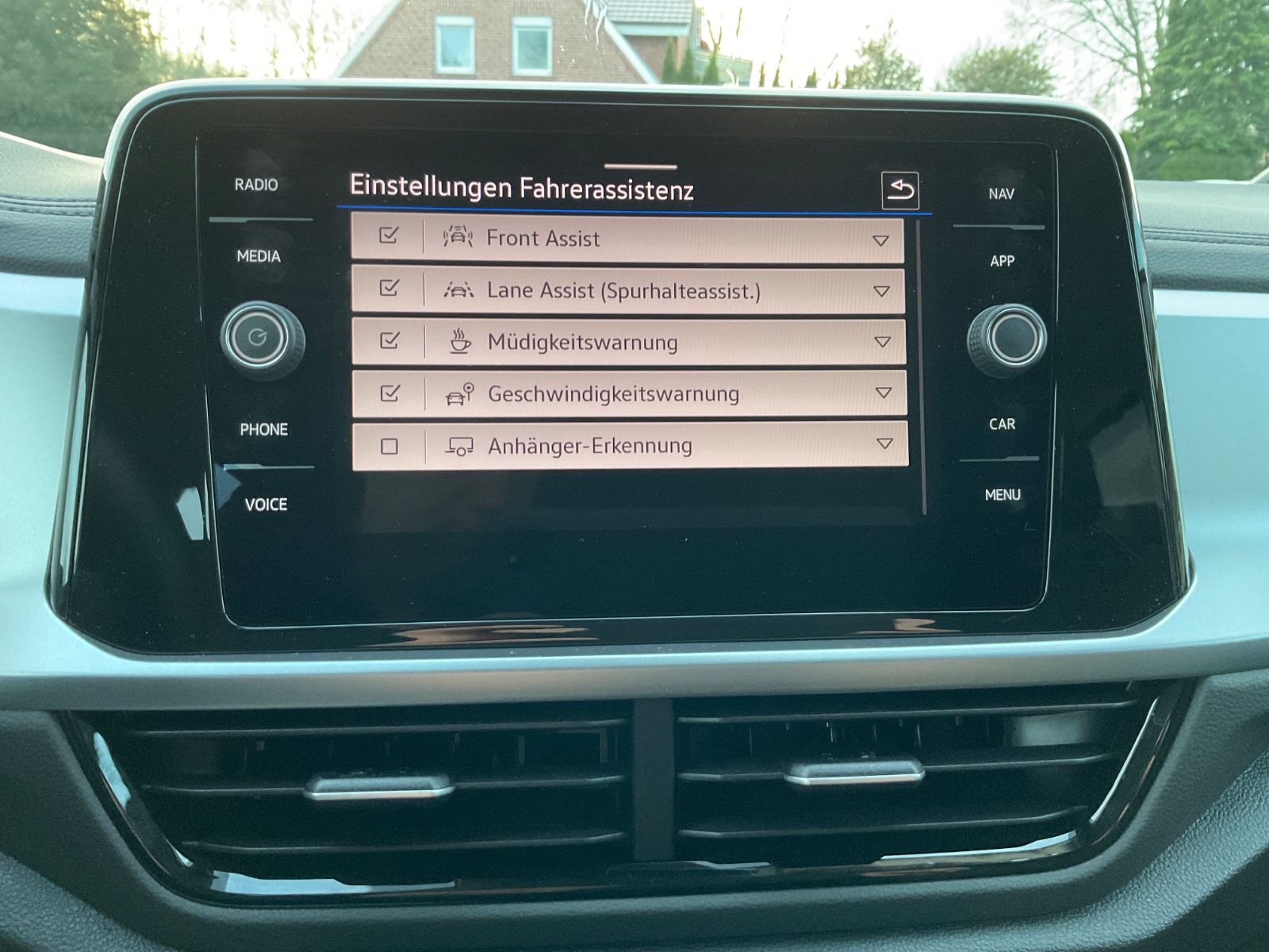 Fahrzeugabbildung Volkswagen T-Roc 1.5 TSI DSG Life,LED,AHK,Navi