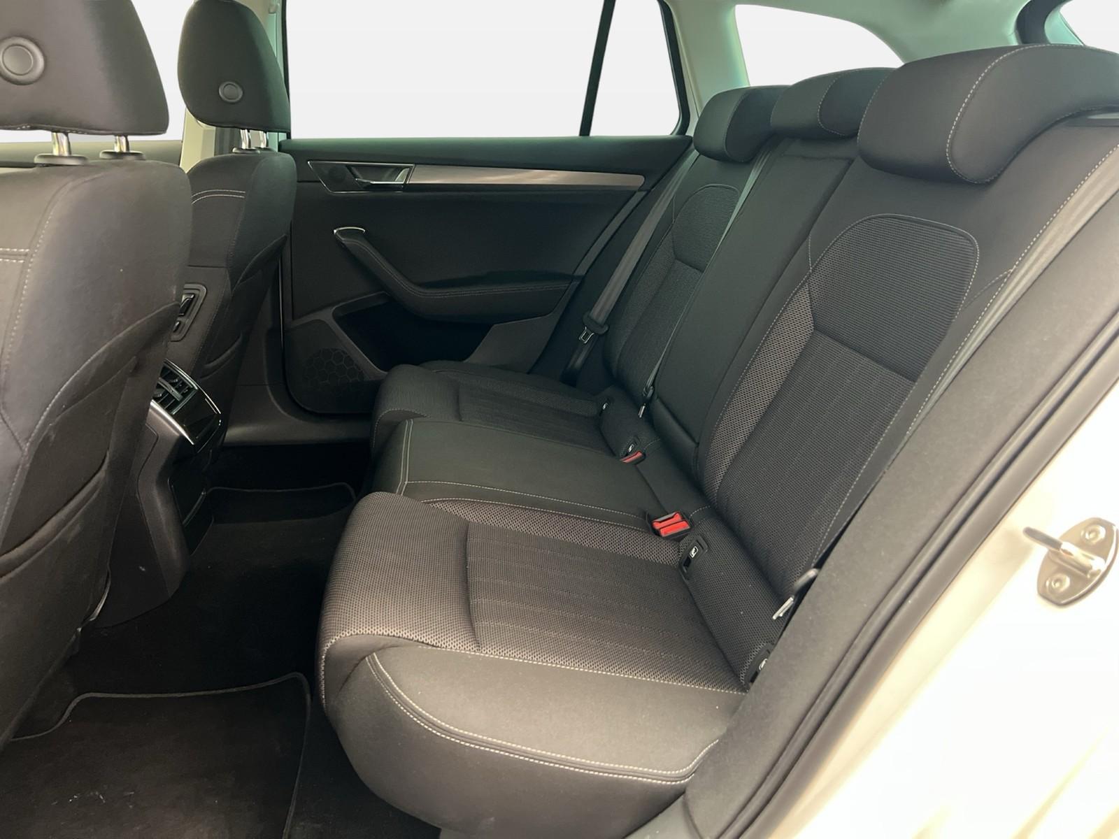 Skoda Superb Combi 2.0 TDI Style AHK RFK 19" NAVI ACC