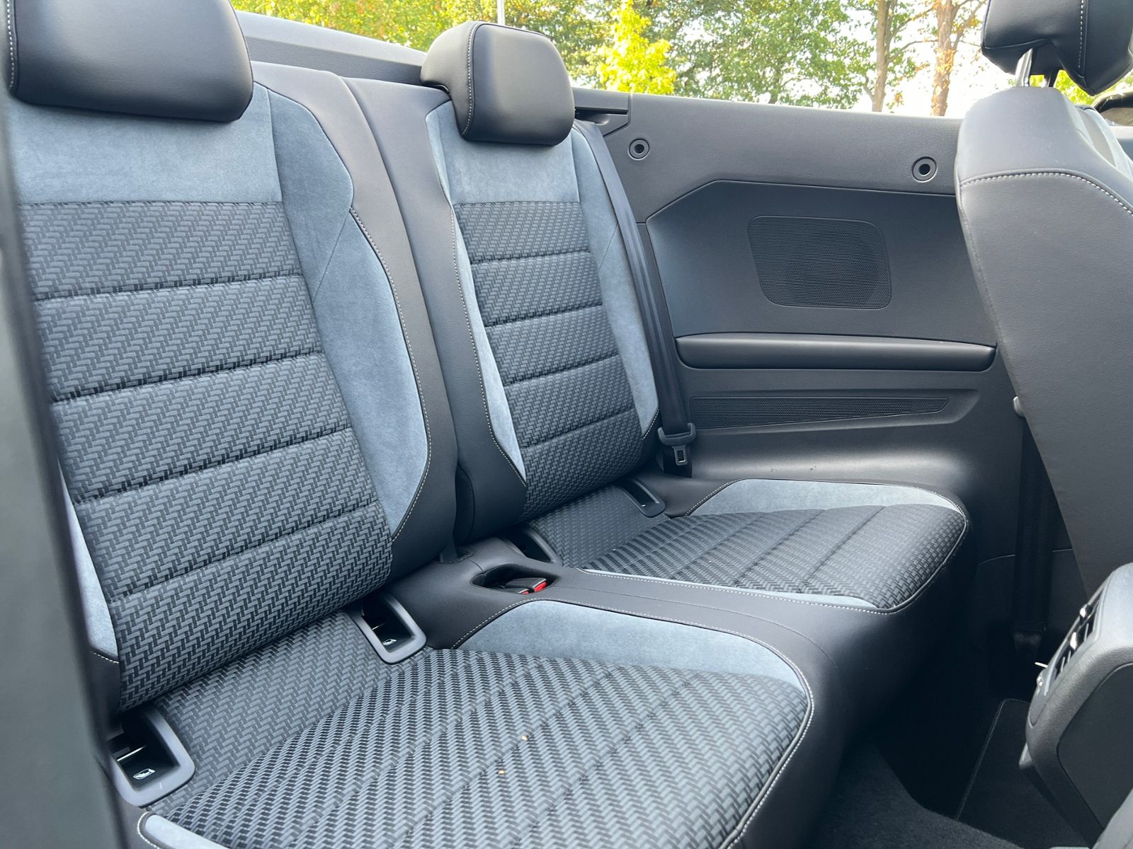 Fahrzeugabbildung Volkswagen T-Roc Cabriolet R-Line 1.5 TSI DSG *AHK, Soundsy