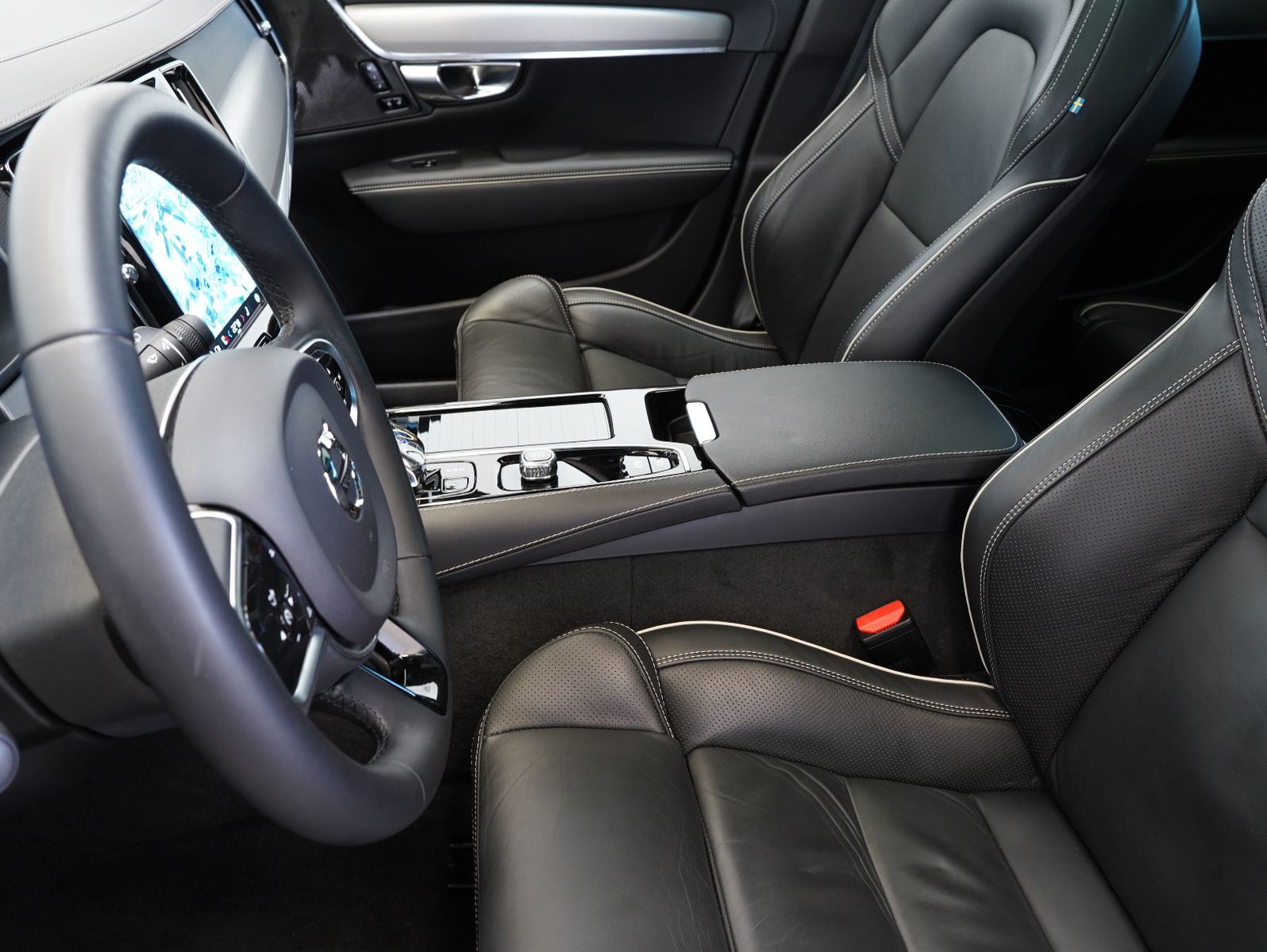 Fahrzeugabbildung Volvo V90 T6 AWD Recharge Plug-In Plus Dark