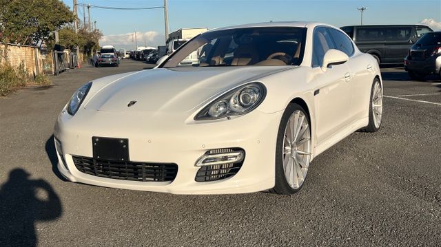 Porsche Panamera Turbo Sport Chrono in Carreraweiß