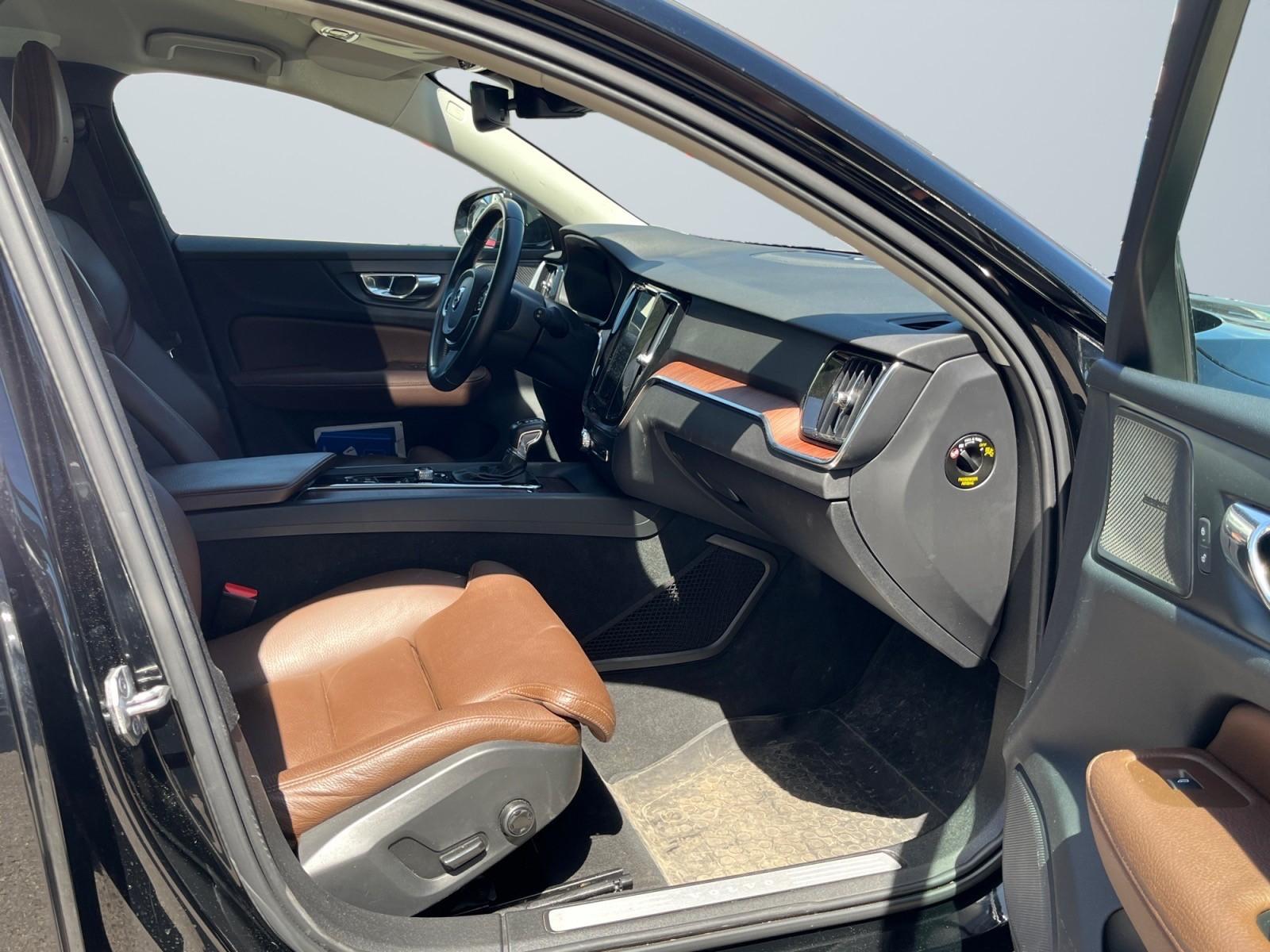 Volvo V60 Kombi AWD /HK-ANLAGE/LED/NAVI/LEDER/