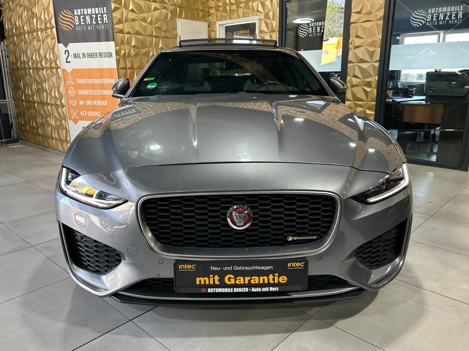 Fahrzeugabbildung Jaguar XE R-Dynamic SE AWD/HEAD-UP/KAMERA/NAVI/APPLE