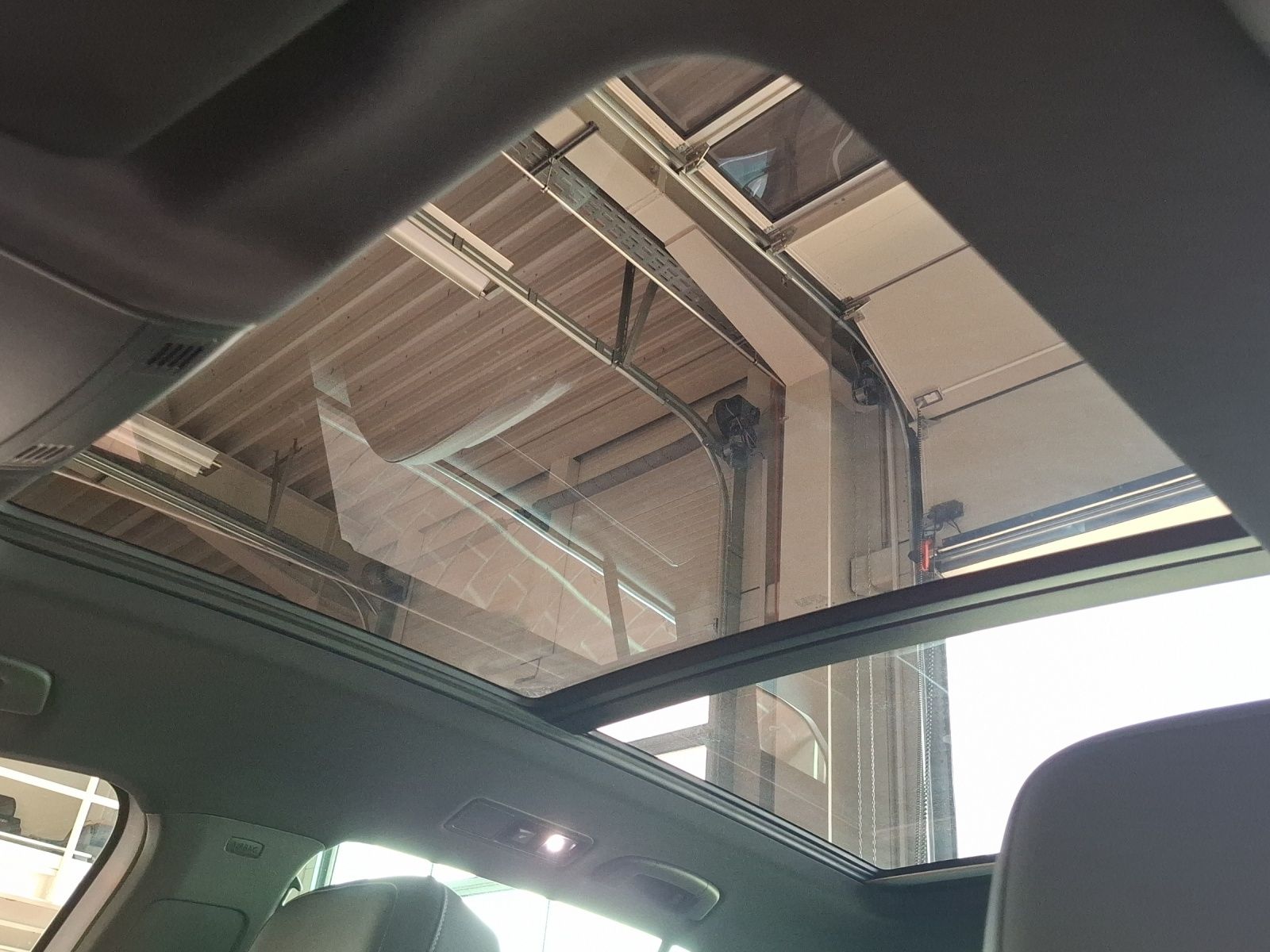 Fahrzeugabbildung Volkswagen Tiguan TSI R-Line DSG 4M LED AHK Navi Pano HUD A