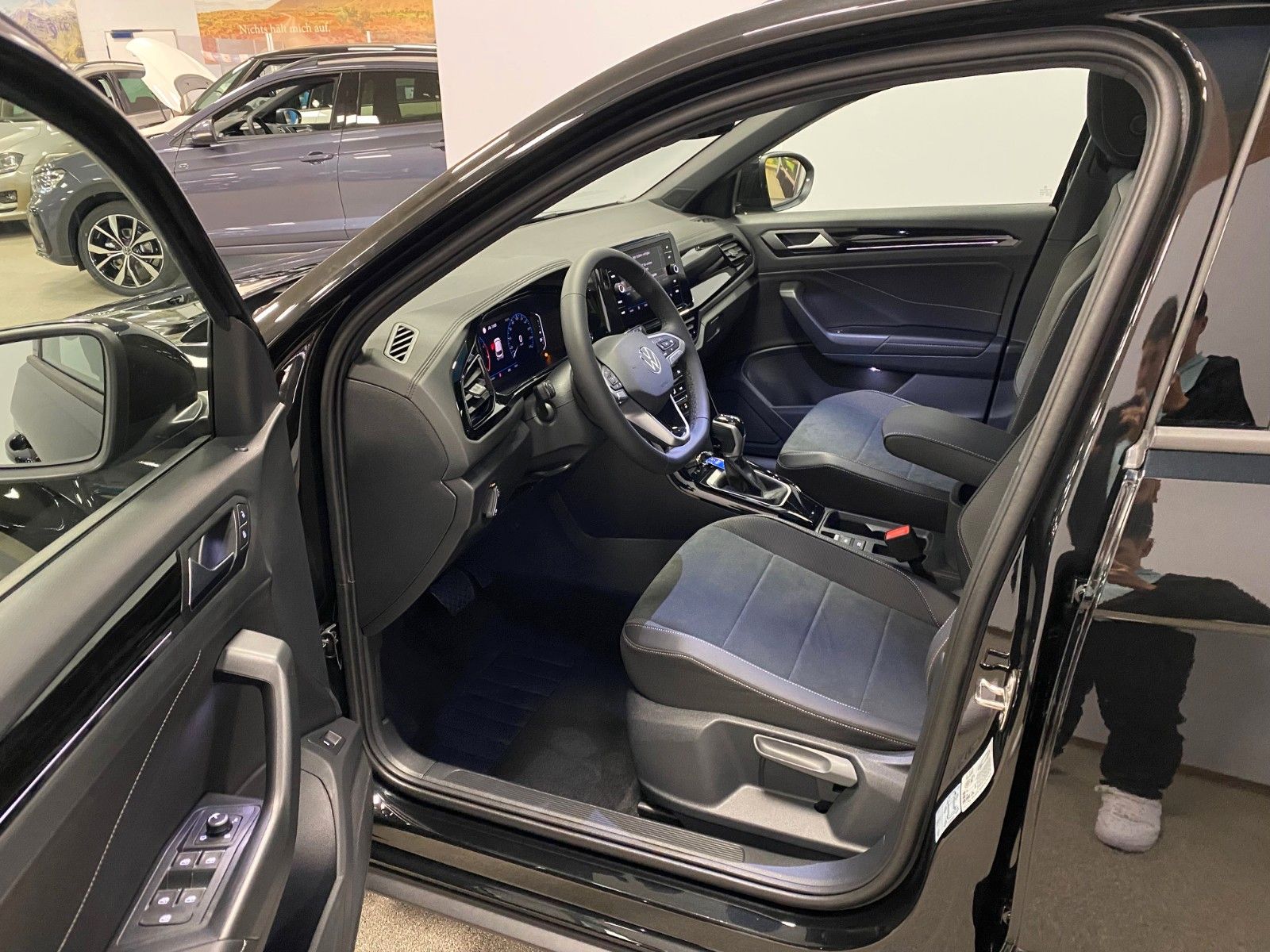 Fahrzeugabbildung Volkswagen T-Roc 1.5 TSI DSG+STYLE+PANORAMA+19"+ACC+MATRIX+