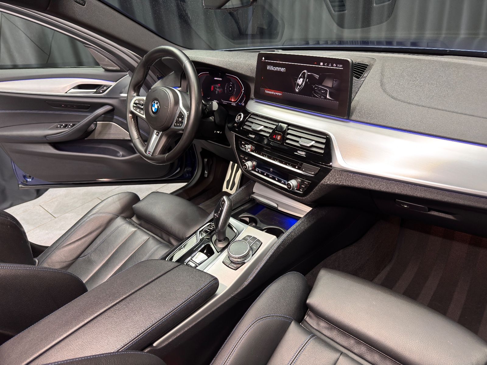 Fahrzeugabbildung BMW M550i Lim. xDrive|LASER|HEAD-UP|AHK|SCHIEBEDACH|