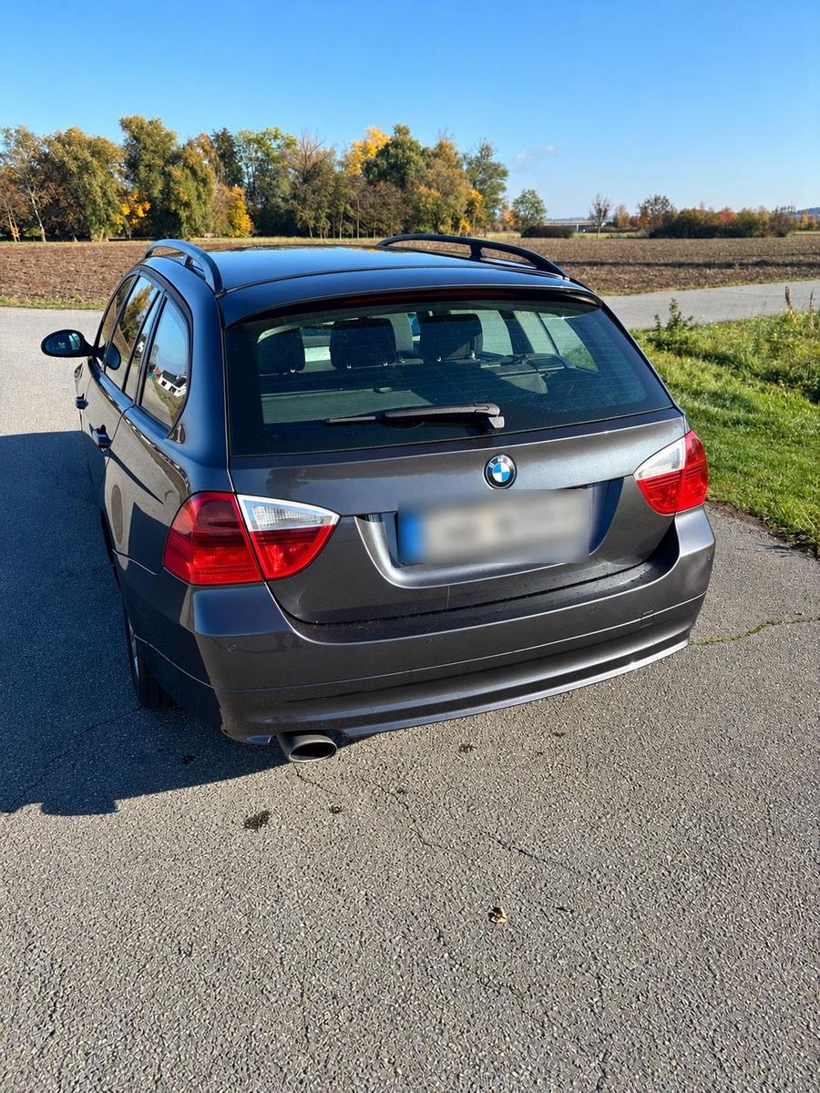 BMW 320 2008 — салон