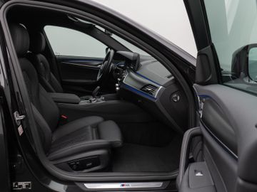 Fahrzeugabbildung BMW 520d M Sport  Kamera HUD DAB HiFi AHK DisplayKey