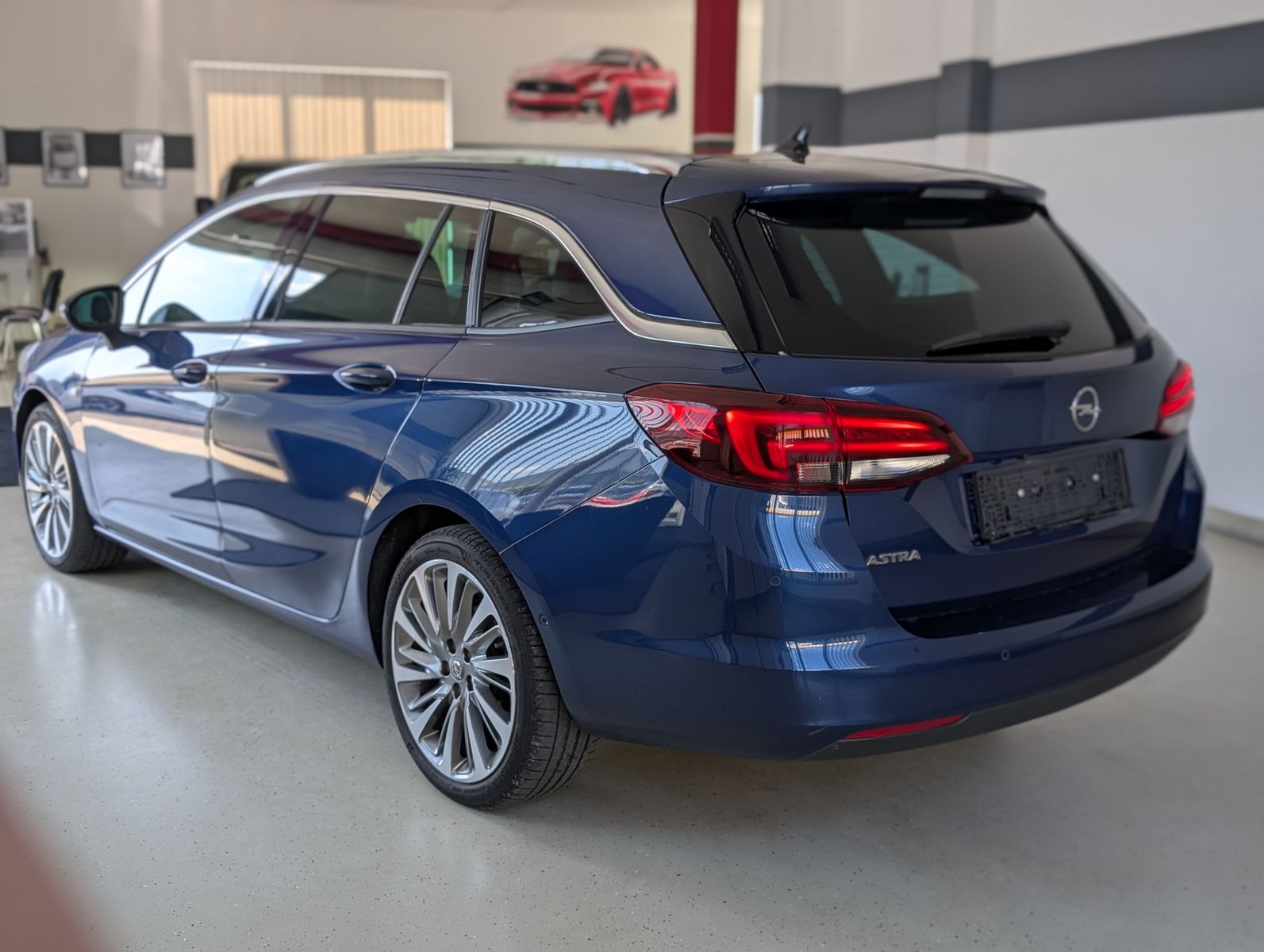 Fahrzeugabbildung Opel Astra Elegance PANORAMA LEDER MASSAGE MEMO 18"