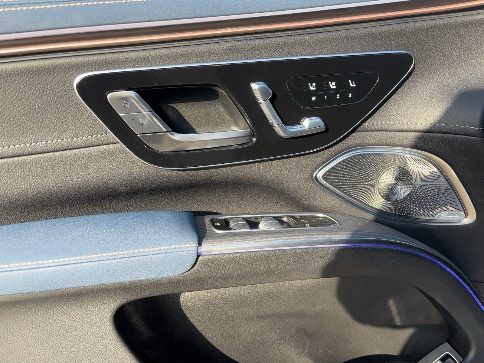 Fahrzeugabbildung Mercedes-Benz EQS 450 4M SUV AMG Prem+ AHK Massage 22kw AR-HUD