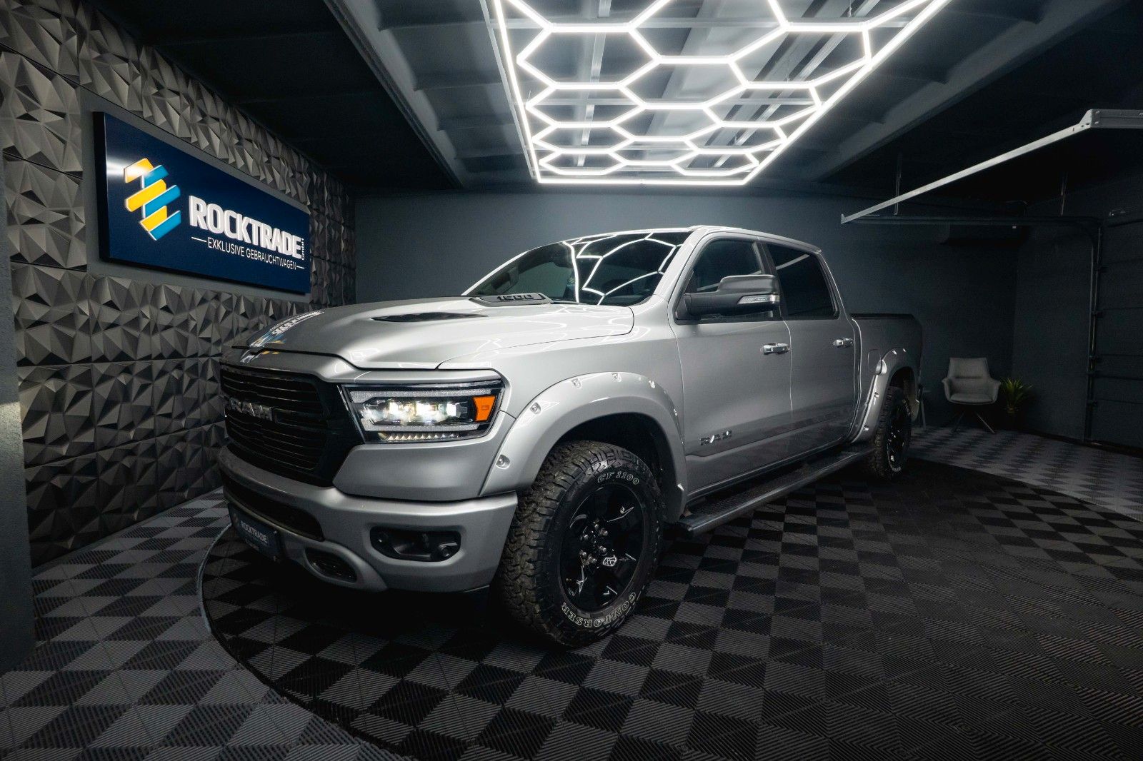 Fahrzeugabbildung Dodge RAM 5.7 V8 HEMI 4x4 OFFROAD Night-Paket *LED*19%