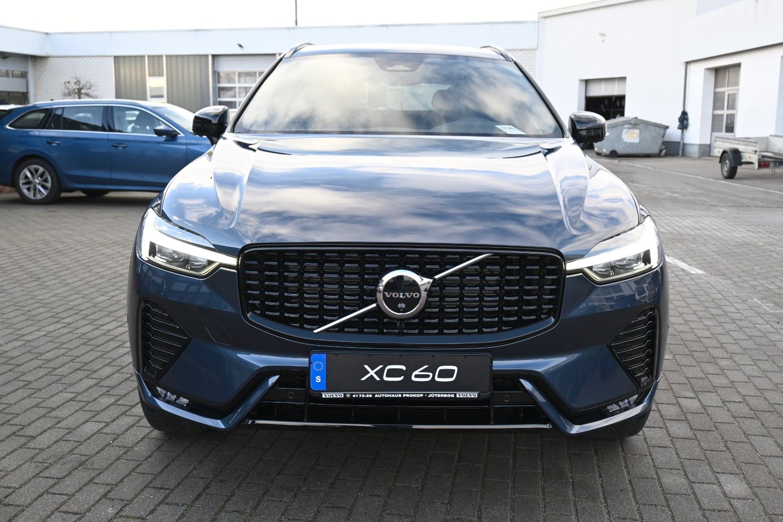 Fahrzeugabbildung Volvo XC60 B5 AWD Plus Dark*FSHZG*360°*H&K*ACC*AHK