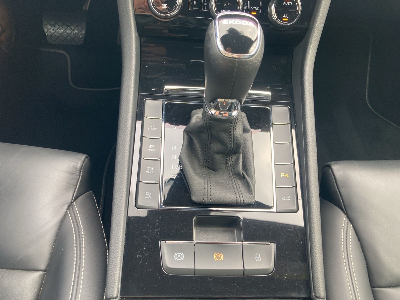 Fahrzeugabbildung SKODA Superb Combi L&K iV