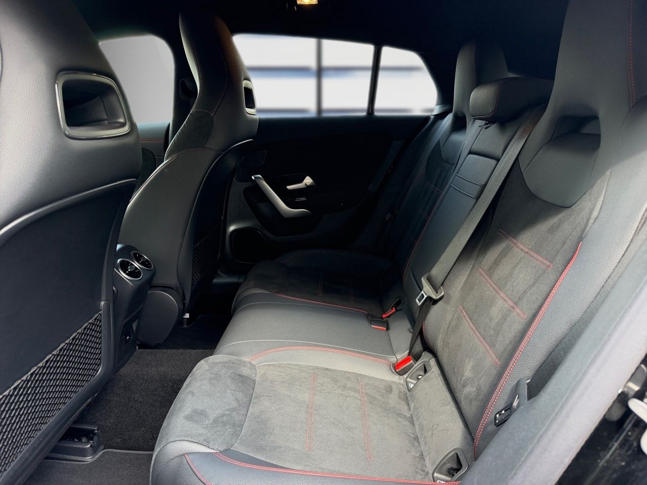 Fahrzeugabbildung Mercedes-Benz CLA 200 SB AMG AHK Night Multibeam KeylessGo