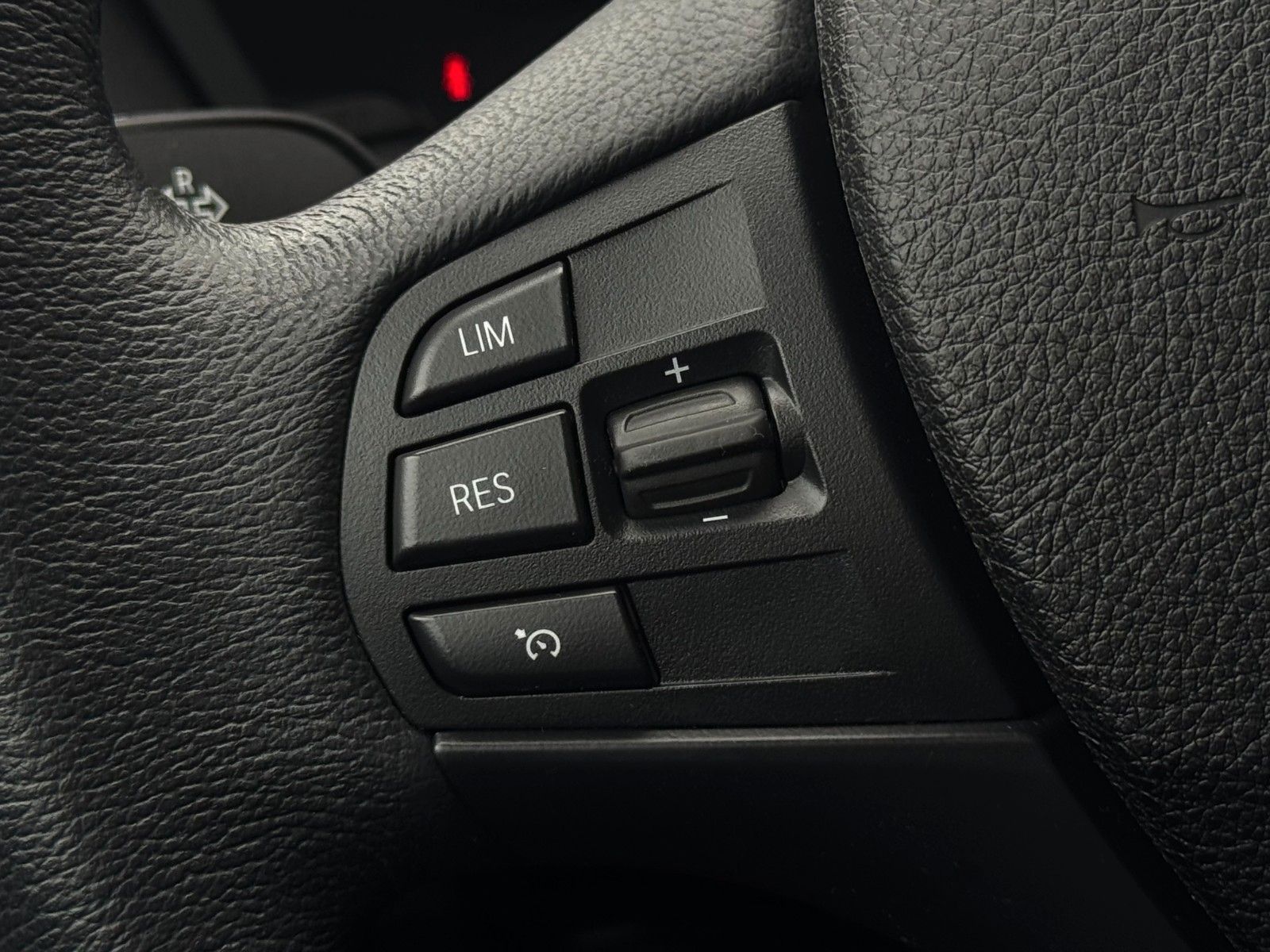 Fahrzeugabbildung BMW 118i Advantage Tempomat BLT PDC LED SHZ AHK