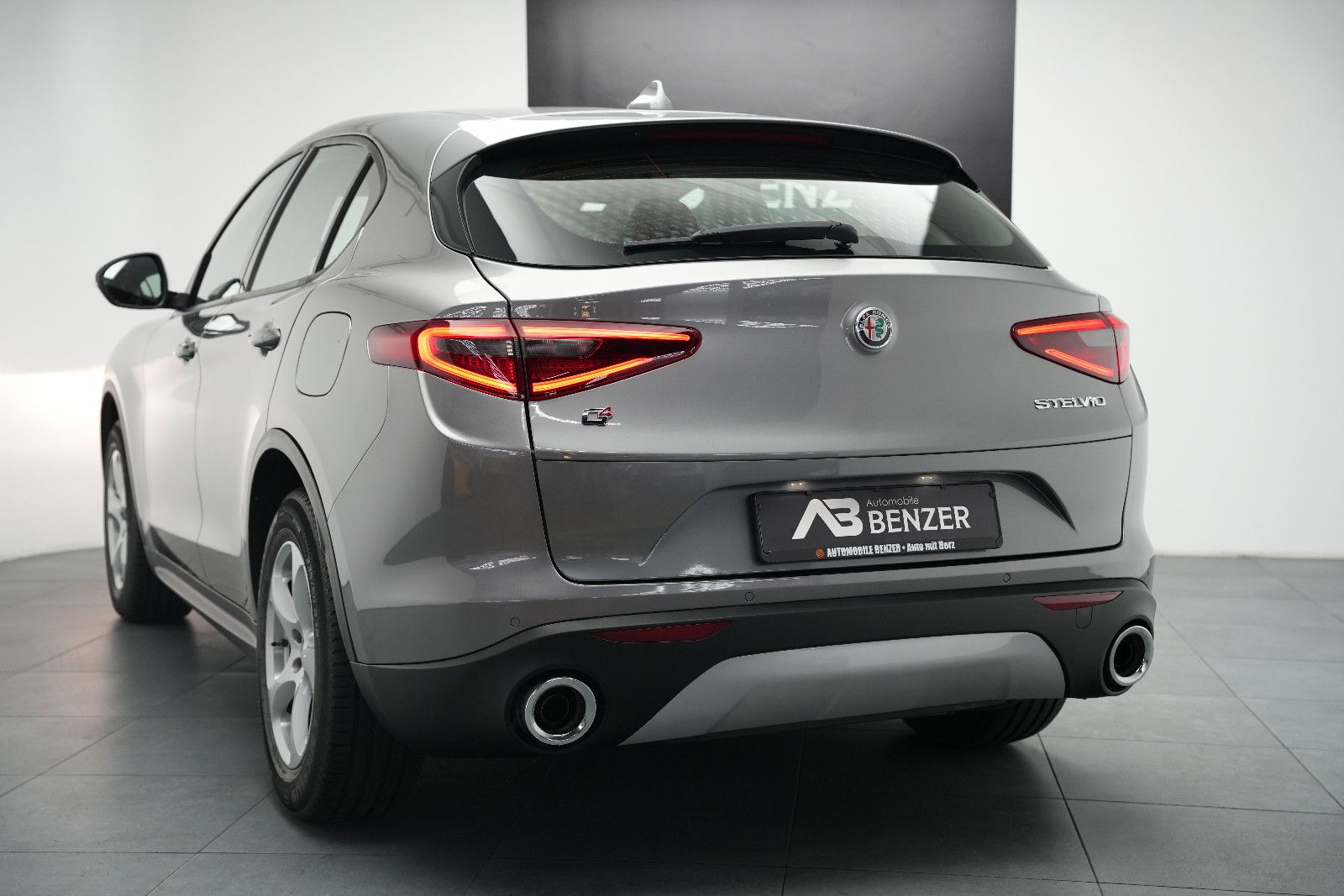 Fahrzeugabbildung Alfa Romeo Stelvio Super Q4/BI-XENON/PDC/AUTOMATIK/SPURHALT