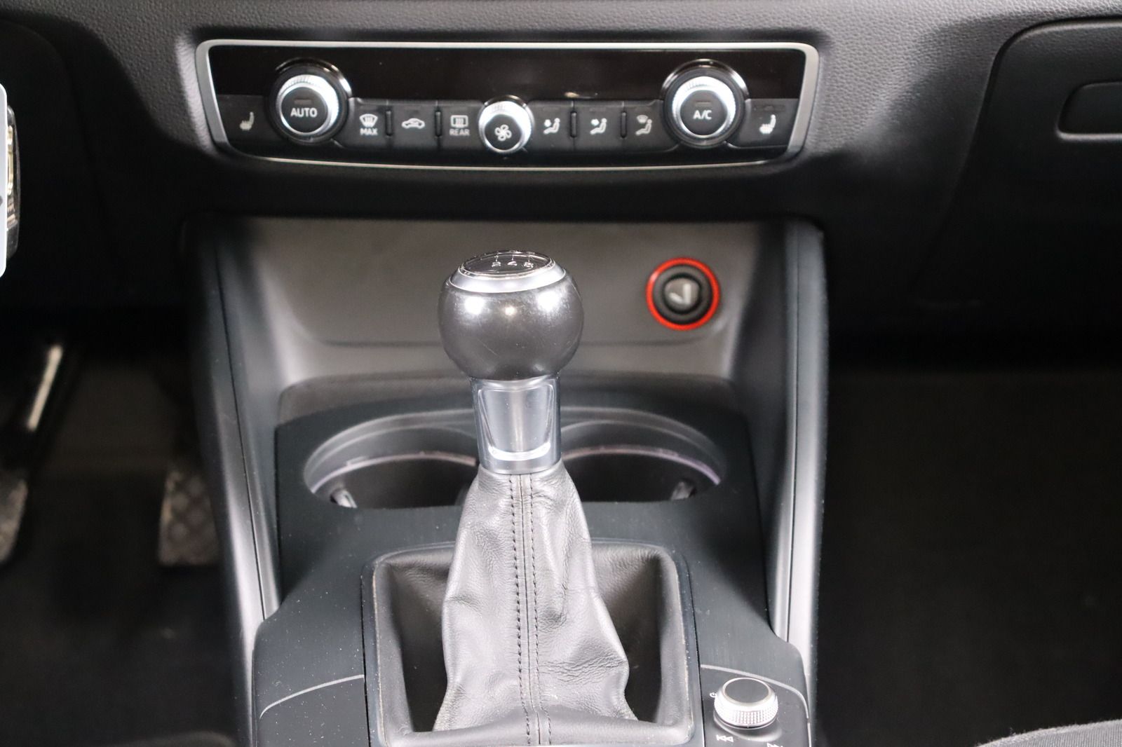 Fahrzeugabbildung Audi A3 1.4 TFSI Ambiente Sportback * Navi * Bi-Xenon