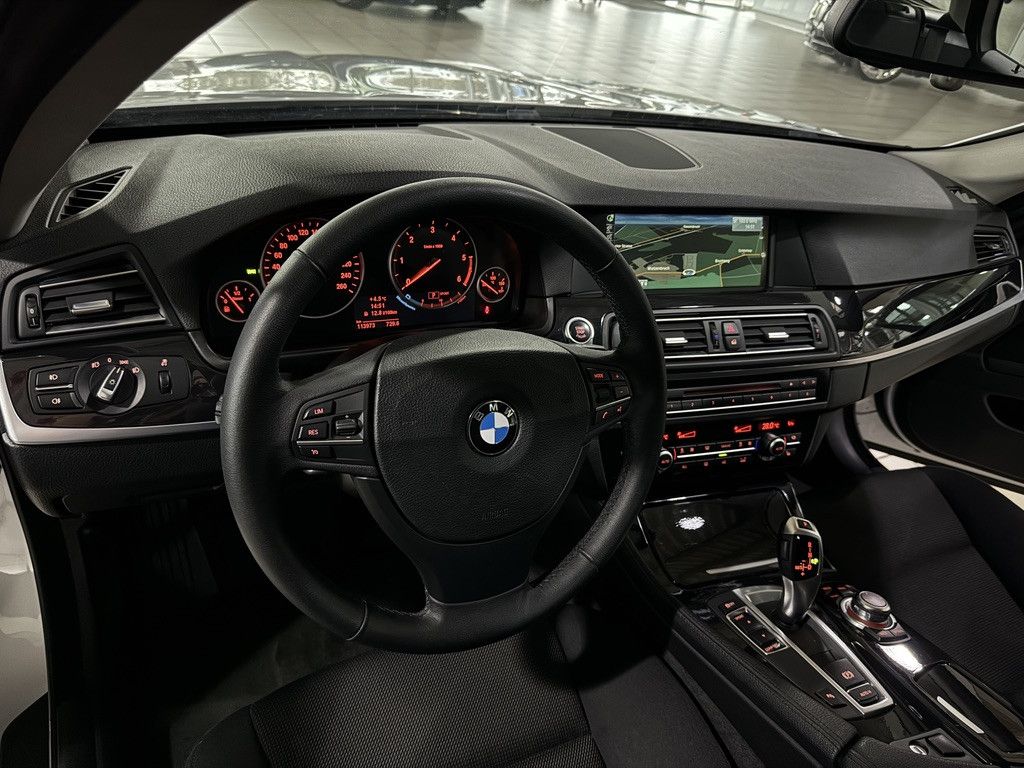 Fahrzeugabbildung BMW 520d Panorama PDC Xenon Sitzhzg NaviPro Tempomat