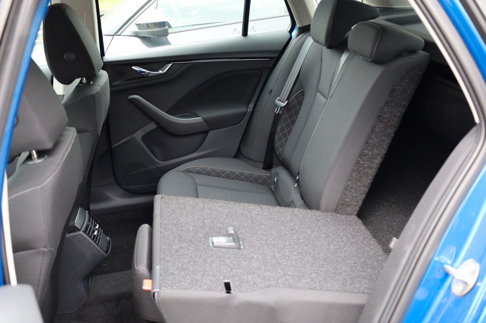 Fahrzeugabbildung SKODA Kamiq 1.0 Ambition *AHZV*5J.GAR*SHZ*Kamera