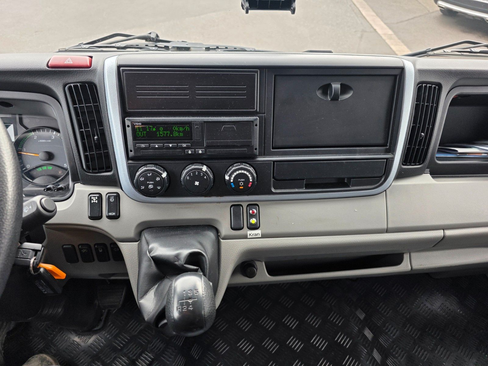 Fahrzeugabbildung Mitsubishi Fuso Canter 6C18D DoKa 4x4 Kran Atlas 65.2 - A2