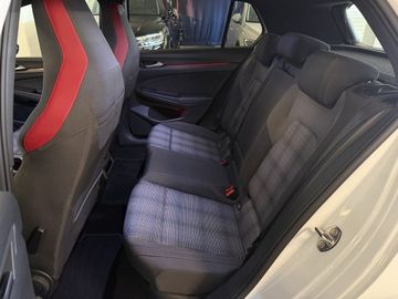 Fotografie des VW Golf VIII 2,0l TSI DSG GTI