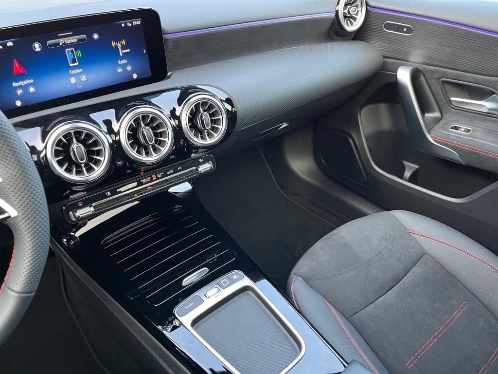 Fahrzeugabbildung Mercedes-Benz A 200 +AMG-ADVANCED+NIGHT+PANORAMA+WINTER-PAKET+