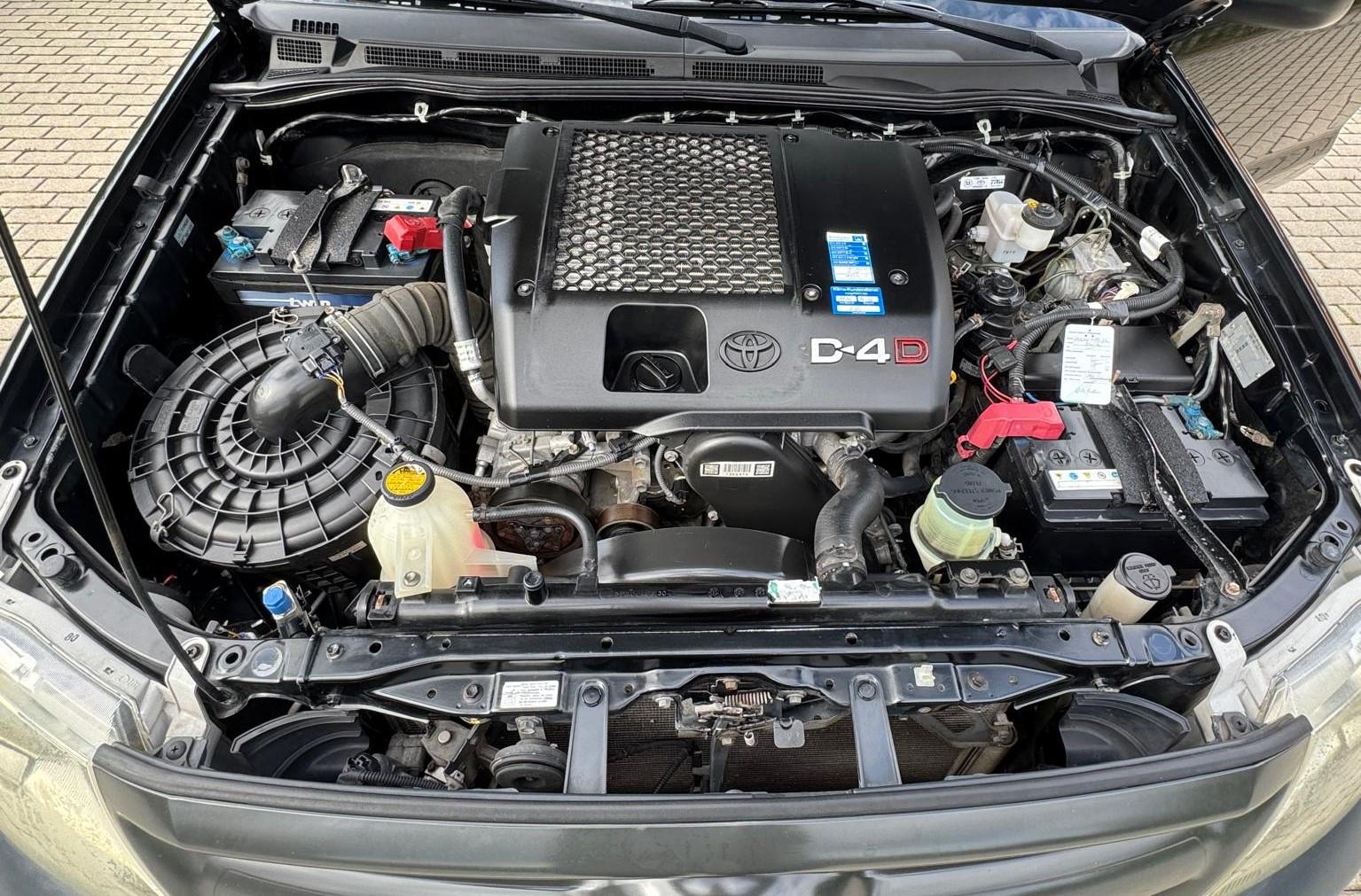 TOYOTA HILUX 2.5 D-4D 120CH - BVM - ATTELAGE FIXE - 159.384 KMS