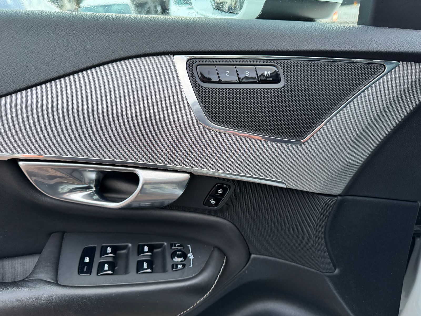 Fahrzeugabbildung Volvo XC90 INSCRIPTION AWD PANO HUD SITZKLIMA MEMORY