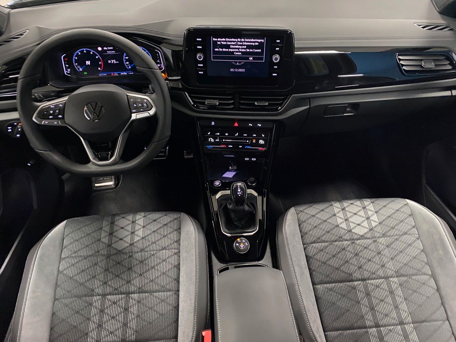 Fahrzeugabbildung Volkswagen T-Roc 2.0 TSI DSG 4MOTION R-Line+AHK+Black Style