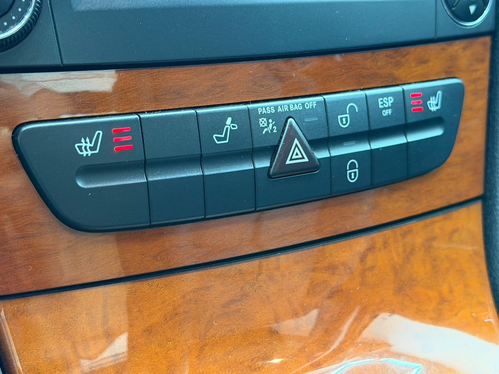 Fahrzeugabbildung Mercedes-Benz E 200 CDI Limousine LEDER/SHZG/TÜV 04.28/