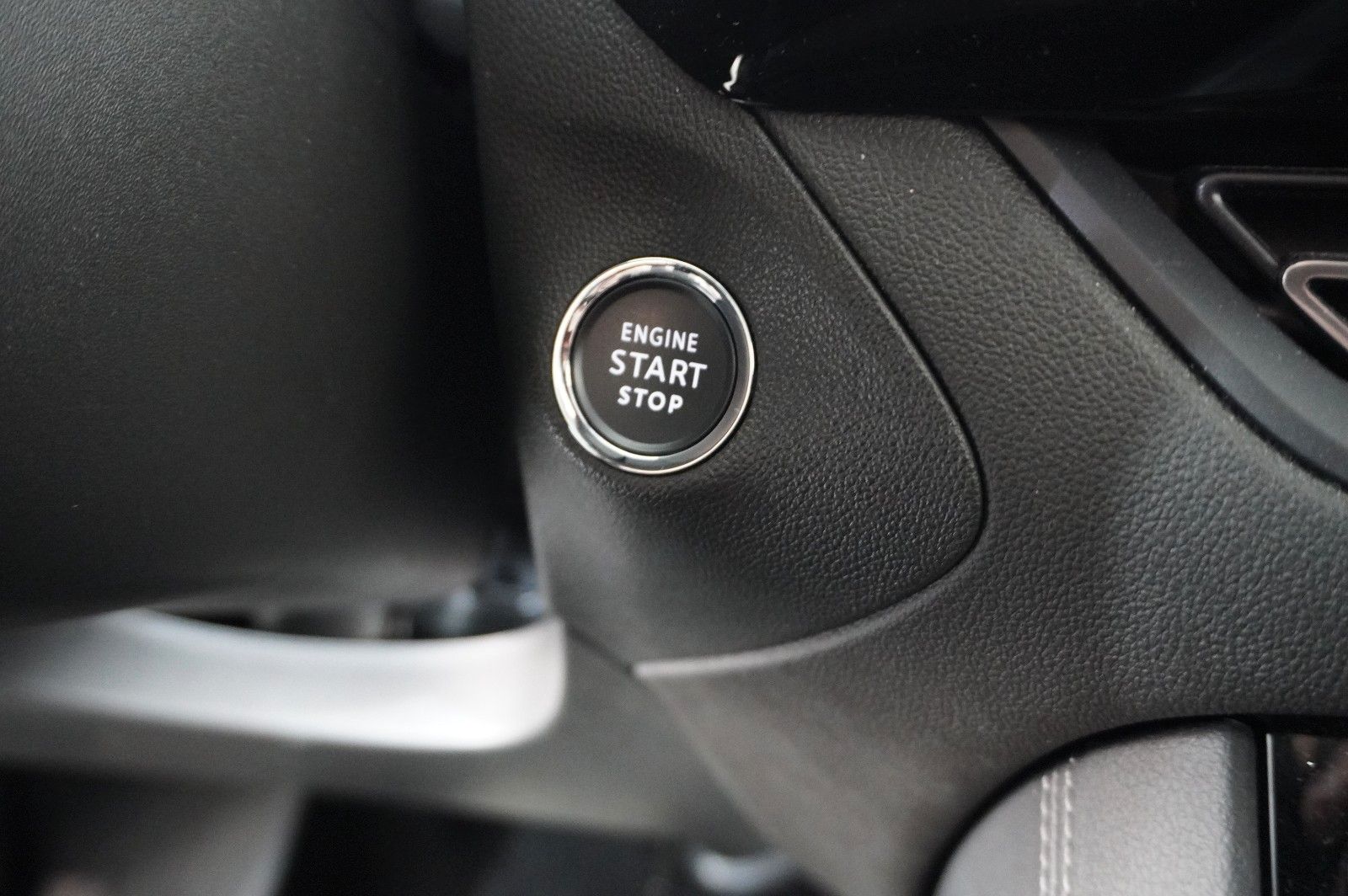 Fahrzeugabbildung Opel Grandland (X) 1.6T GSe HYBRID 4X4 NAVI/LED/SPORT