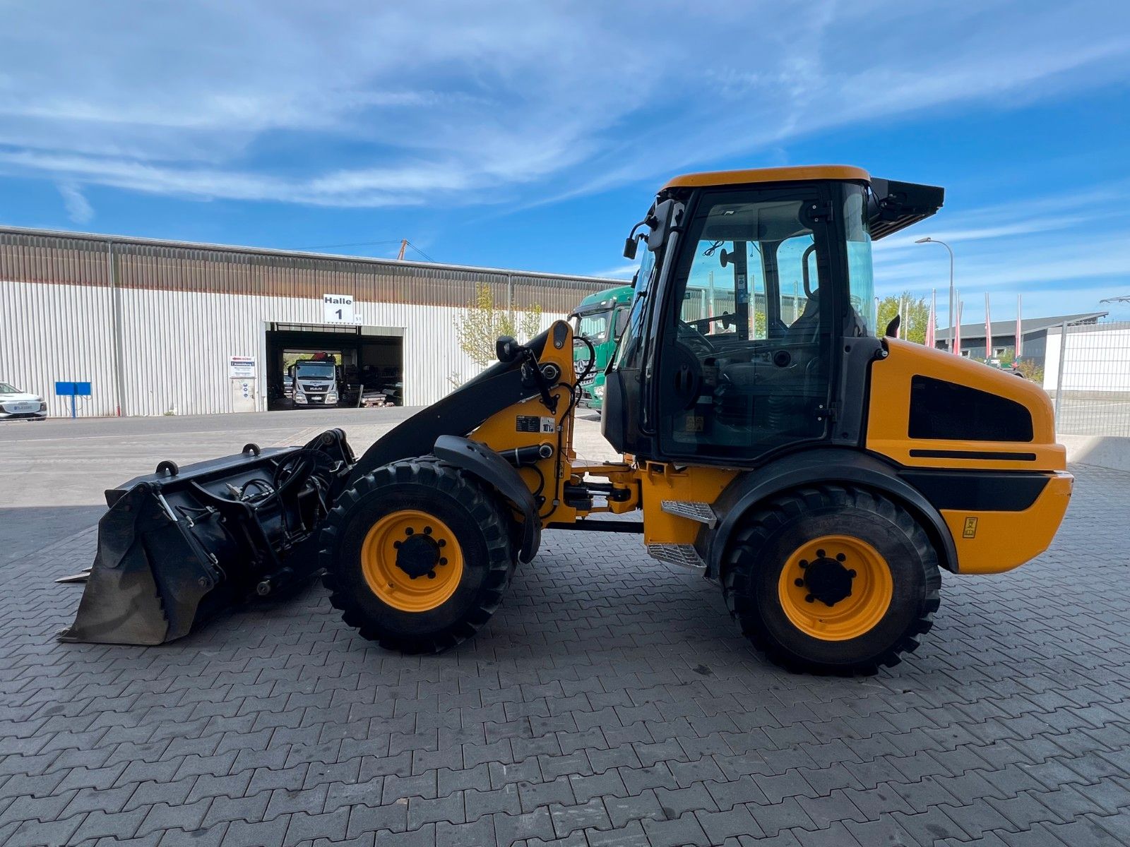 Fahrzeugabbildung JCB 409 SV / nur 2.496h / Klima Klappschaufel Gabel