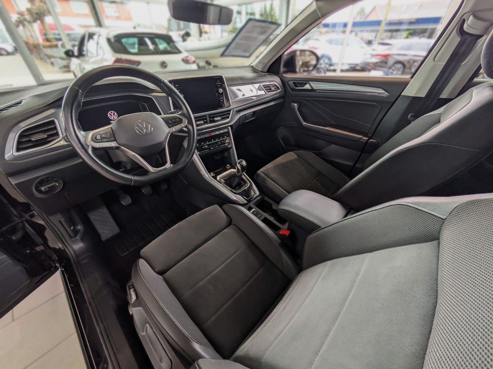 Fahrzeugabbildung Volkswagen T-Roc 2.0 TDI STYLE NAVI SHZ ACC LED CAM AHK