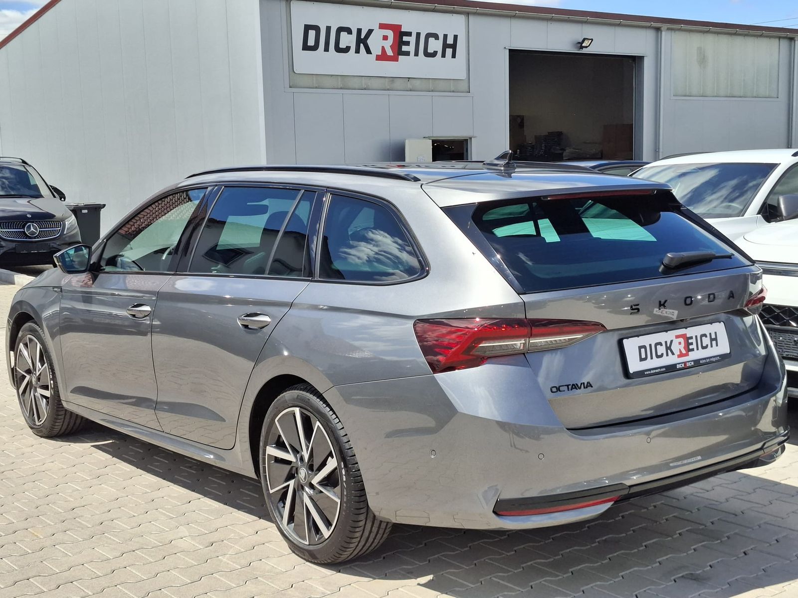 Fahrzeugabbildung SKODA Octavia 1.5 DSG Sportline PANO*MATRIX*AHK*5J.GAR