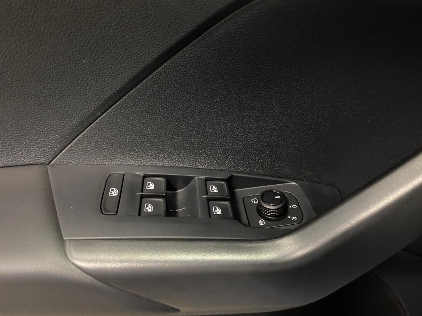 Fahrzeugabbildung Volkswagen T-Cross 1.0 TSI Life+APP+ACC+TOTWINKEL+KAMERA+++